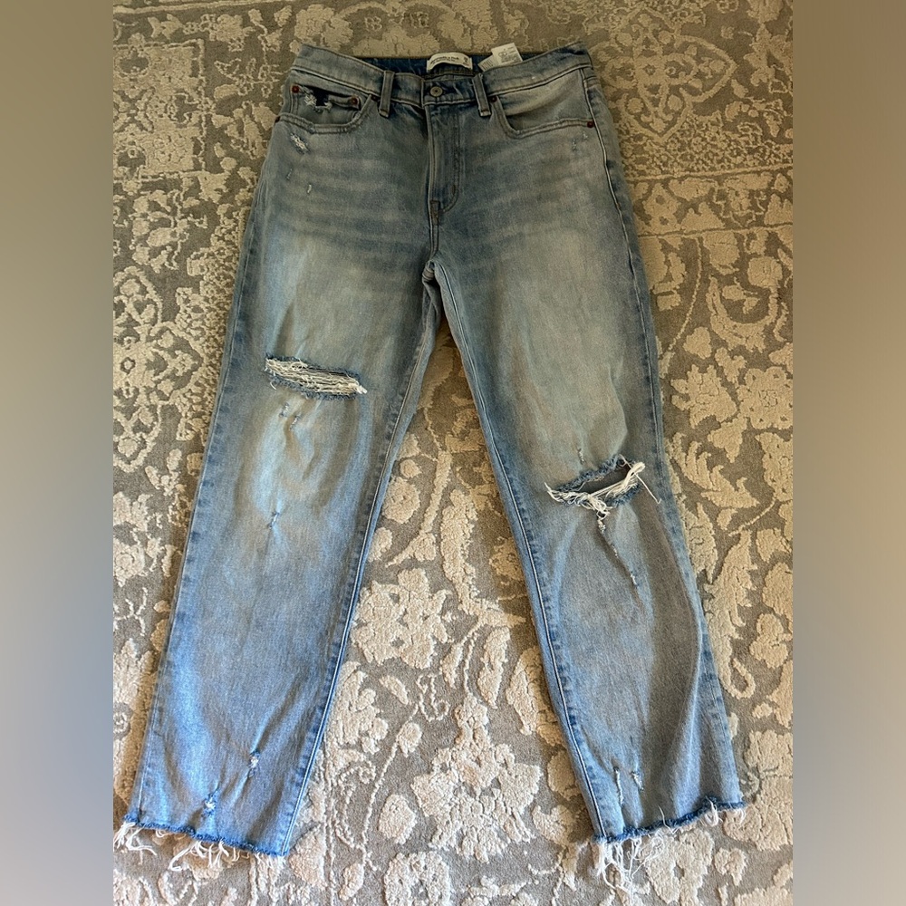 Abercrombie & Fitch mid rise boyfriend destroyed